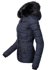 Mørkeblå puffjakke med en faux fur hættebort, diagonalt quiltet mønster, sorte lynlåslommer og ribbede manchetter. Har brandlogo på ærmet.