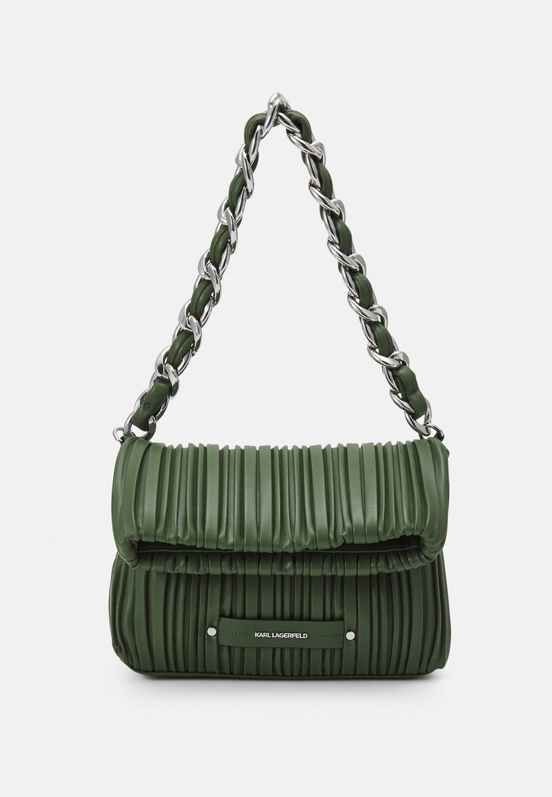 Groene geplooide handtas met zilveren schakels en 'Karl Lagerfeld' label op de voorklep.