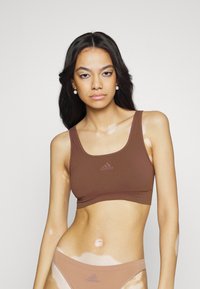 adidas Sportswear SCOOPED BRALETTE REMOVABLE COOKIES - Corpete - toasted mocha