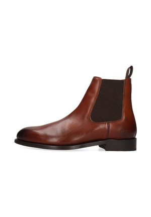 Bottines Chelsea en cuir marron avec panneaux élastiques sur les côtés, bout rond et une languette. Matériau texturé avec une finition lisse et un petit talon.