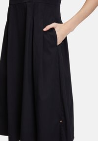 Vera Mont SOMMER MIT V-AUSSCHNITT - Freizeitkleid - schwarz