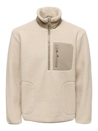 Pull-over en polaire beige avec col montant et demi-fermeture éclair sur le devant. Comprend une poche plaquée et deux poches latérales aux bords arrondis. Texture douce.
