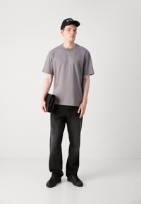 HUGO DAPOLINO - Basic póló - grey