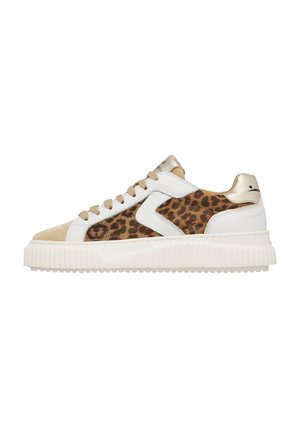 Sneaker basse con punta in camoscio beige, dettagli in pelle bianca, lati in tessuto con stampa leopardata, lacci beige e suola bianca spessa e zigrinata.