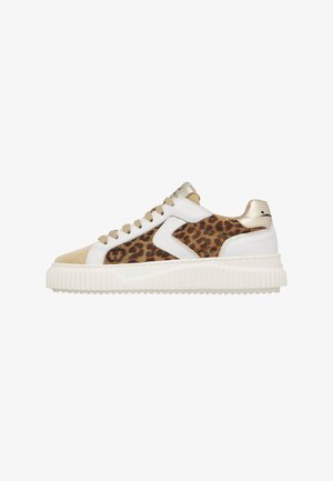 Sneaker basse con punta in camoscio beige, dettagli in pelle bianca, lati in tessuto con stampa leopardata, lacci beige e suola bianca spessa e zigrinata.