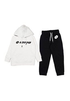 Felpa bianca con cappuccio e logo "LOTTO" nero, dotata di cordino. Abbinata a pantaloni sudati neri con dettagli del logo sulla tasca.