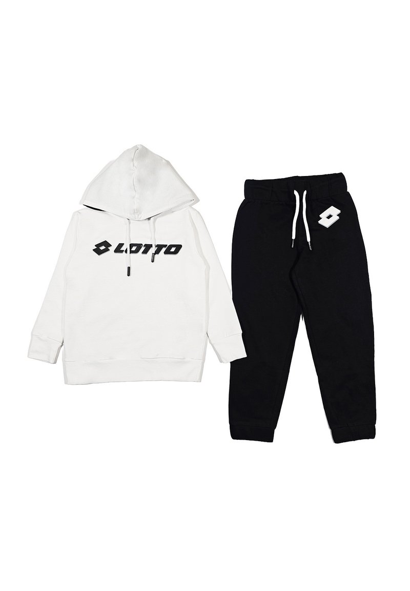 Felpa bianca con cappuccio e logo "LOTTO" nero, dotata di cordino. Abbinata a pantaloni sudati neri con dettagli del logo sulla tasca.