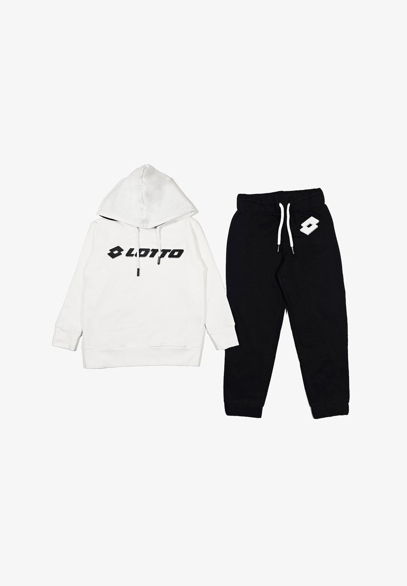 Felpa bianca con cappuccio e logo "LOTTO" nero, dotata di cordino. Abbinata a pantaloni sudati neri con dettagli del logo sulla tasca.