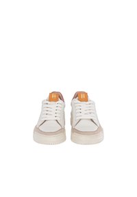 Sneaker bianchi con accenti beige, caratterizzati da una tomaia in tela e camoscio, design con lacci e un piccolo logo arancione sulla linguetta del tallone.