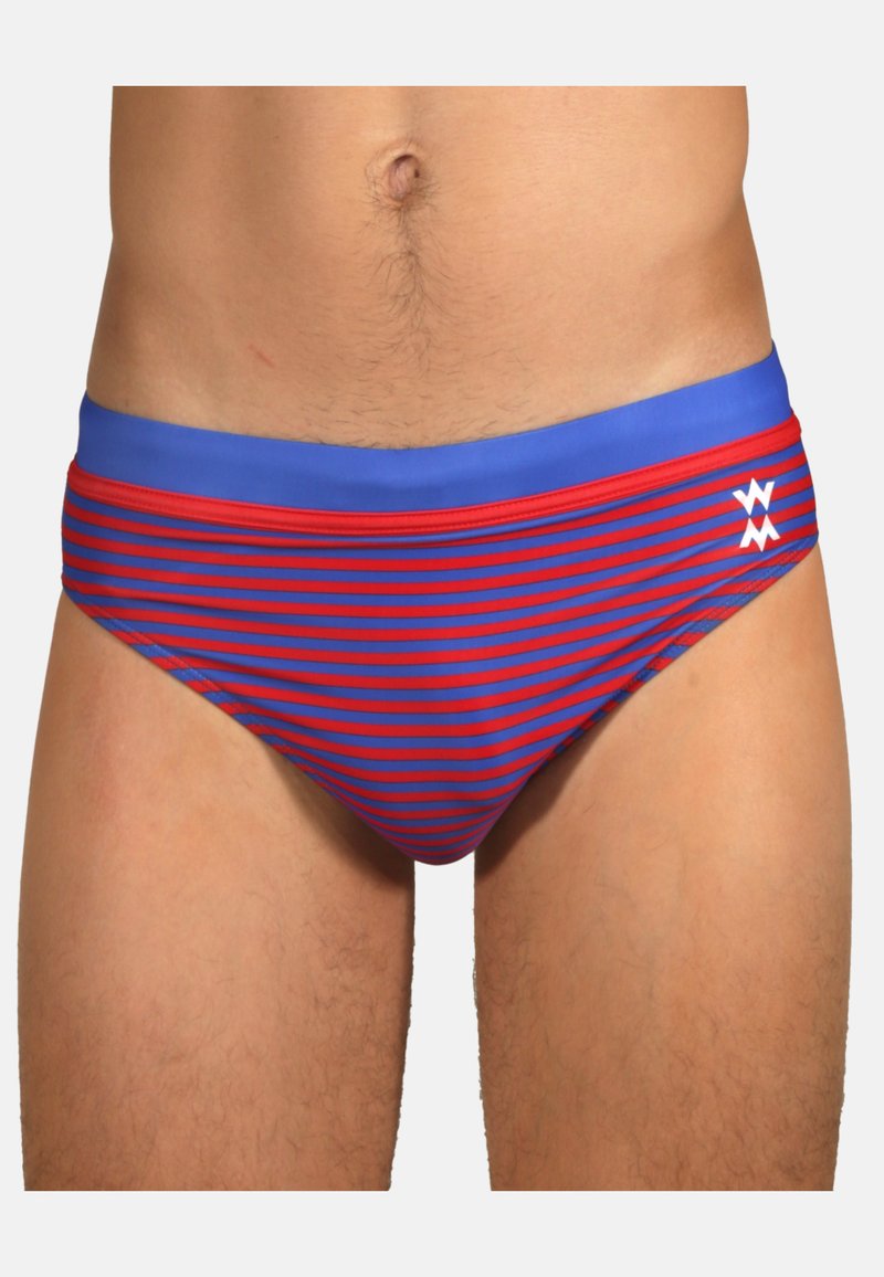 Caleçons de bain rayés rouges et bleus avec une taille bleue unie, présentant un accent logo sur le côté. Fabriqués avec un matériau de maillot de bain flexible.
