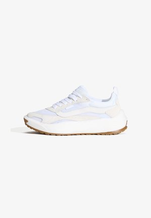 Hvid og lysegrå sneaker med overdel i mesh, snørebånd og gummisål. Har teksturerede paneler og en forstærket hælfane.