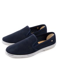 Marine instappers met geperforeerd suede bovenwerk, witte rubberen zool met een stippenpatroon. Voorzien van elastische zijpanelen en minimale merkidentificatie.