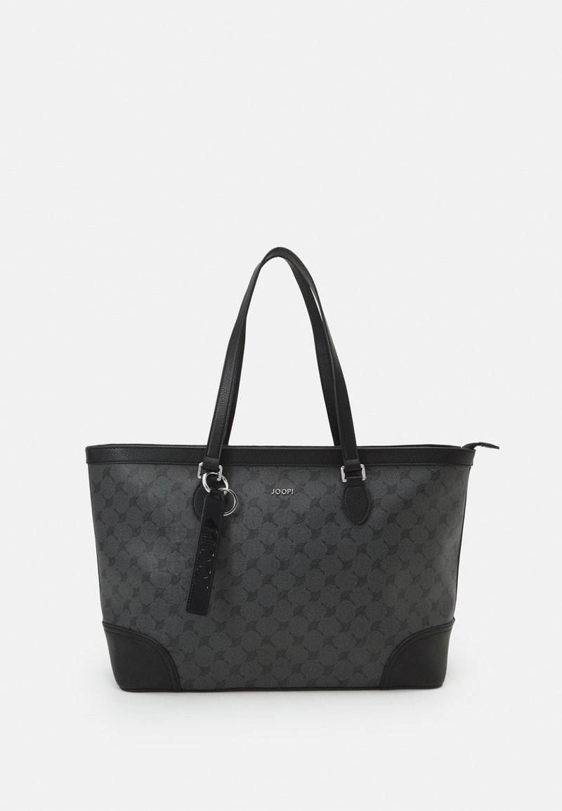 Sac cabas de créateur noir et gris foncé avec texture à motifs, deux bretelles et une étiquette en cuir griffée suspendue à une poignée.