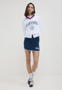 Calliope STAMPA COLLEGE  - Minigonna - blu