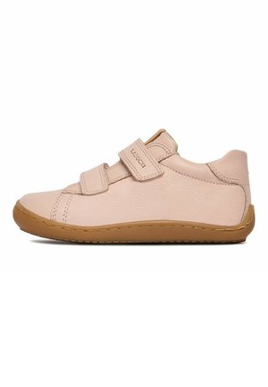 Jasnoróżowy skórzany sneaker z dwoma paskami na rzep i brązową gumową podeszwą, widok z boku.