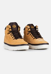 Sneaker alte in pelle marrone con dettagli neri, hardware dorato e texture lavorata. Presentano una suola bianca e lacci neri.