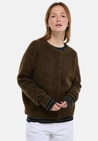 Cardigan brun texturé en laine, avec un col rond, une fermeture à boutons et des poignets côtelés avec des rayures contrastantes.