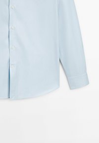 Lichtblauw button-up shirt met een soepele textuur, lange mouwen en een gebogen zoom. Voorzien van een klassieke knoopsluiting en een strakke uitstraling.