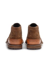 Bottes à cheville en tissu brun avec une surface texturée, des accents en cuir et des semelles en caoutchouc. Présente un logo au dos et des détails de couture subtils.