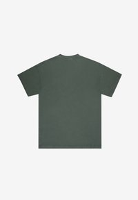 Ciemnozielona koszulka z krótkim rękawem, okrągłym dekoltem, o miękkiej, gładkiej fakturze i prostym wykończeniu. Bez grafik ani akcentów.