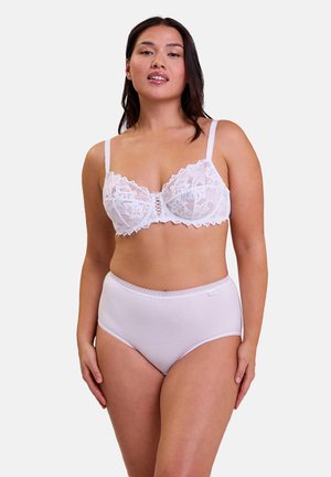 Soutien-gorge en dentelle blanche avec motifs floraux et bretelles réglables, associé à une culotte en coton blanche unie taille haute avec bordure en dentelle.
