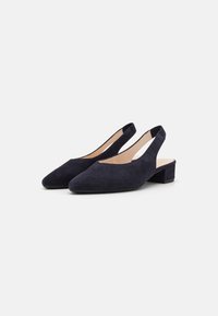 Temno modre nubuk slingback čevlje s koničastim nosom, nizko blokasto peto in izrezanimi stranmi za sodoben dizajn.