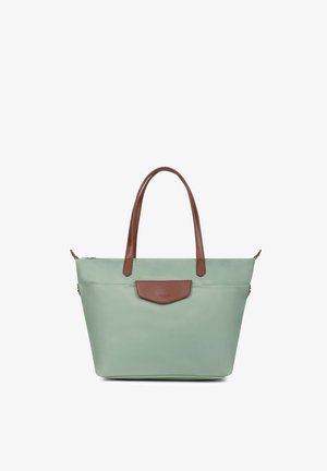 Lichtgroene totebag van synthetisch materiaal met bruin lederen handvaten en een voorvak. Ritsluiting aan de bovenkant. Rechthoekige vorm.