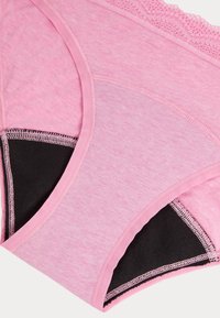 Rosa trosor i bomullsblandning med spetskant och svart innerfoder. Slät yta med kontrasterande sömmar, vilket ger en sömlös design.