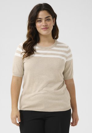 Pull à manches courtes beige avec des rayures blanches horizontales sur le haut du corps. Texture douce avec un col rond et un ourlet côtelé.