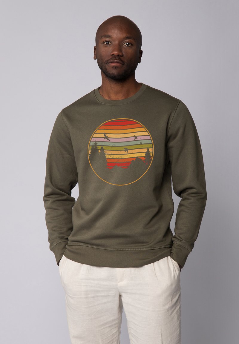 Olijfgroen sweatshirt met een ronde grafische afbeelding van zonsondergangstrepen en gesilhouetteerde bomen. Lange mouwen en ribgebreide manchetten.