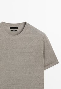Jasnoszara lniana koszula z krótkim rękawem, okrągłym dekoltem, z prążkowanym kołnierzem i mankietami, oznaczona marką Massimo Dutti.