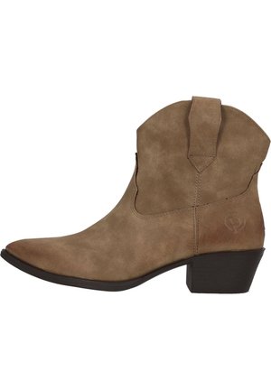 Botas de vaquero hechas de ante marrón. Tienen una punta puntiaguda, un tacón pequeño y lengüetas en los laterales. Logo de la marca sutil en el lado exterior.