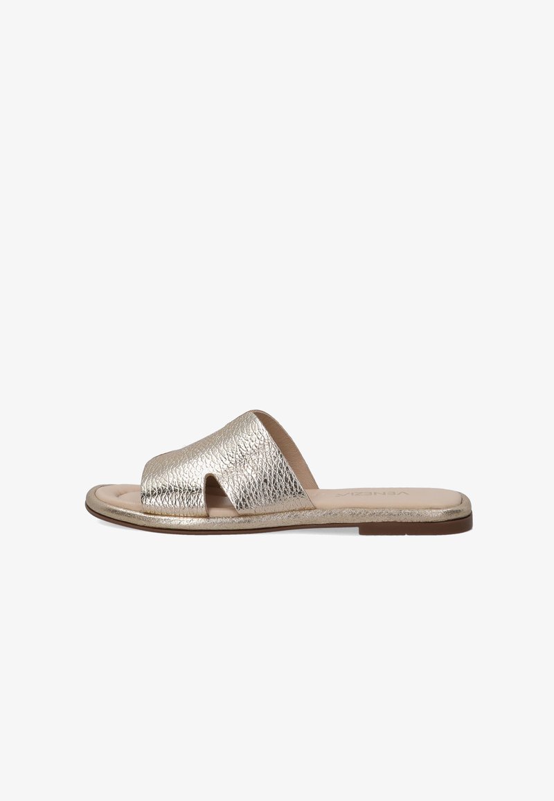Metallic guld slide sandal med en tekstureret overdel, åben tå-design og minimalistisk flad sål. Glat indersål for komfort.