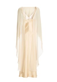 Robe nuisette en satin crème avec fines bretelles et cape fluide transparente s'étendant des épaules à l'ourlet.