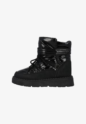 Botte d'hiver isolée noire brillante avec une semelle épaisse à crampons et un devant à lacets, conçue pour les temps froids et une utilisation en extérieur.