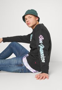 Levi's® GRAPHIC CREW - Camisola - gradient crew caviar