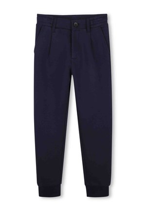 Pantalon bleu marine fuselé avec fermeture par bouton et zip, poches latérales, passants pour ceinture et chevilles retroussées.