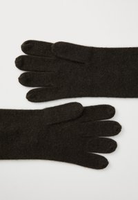 Mørkebrune strikkede handsker med separate fingeråbninger, blød tekstur og let stræk. Fladliggende arrangement viser håndfladen og fingrene.