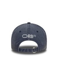Sötétkék baseballsapka textil hátsó résszel, állítható pánttal és hímezett "ORBr" felirattal a hátsó részén. A farmer textúra laza megjelenést kölcsönöz.