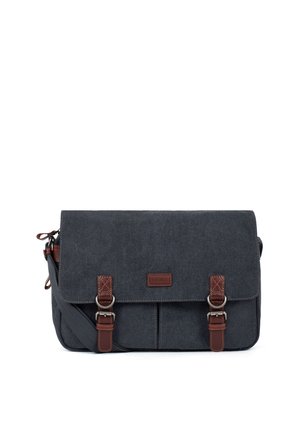 Sac messager en toile gris foncé avec des sangles en cuir marron à boucle et une bandoulière réglable, rabat fermé et poches avant.