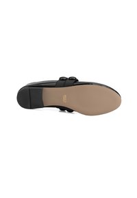 Schwarzer Lederschuh mit glatter Oberfläche, runder Zehenpartie, zwei dekorativen Knöpfen und einer beigefarbenen Gummisohle. Auf der Sohle ist das eingestempelte Branding zu sehen.