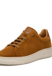 Sneaker in suede marrone con design a lacci, dettagli in pelle color beige a contrasto e suola in gomma texturizzata. Presenta il logo sulla linguetta.