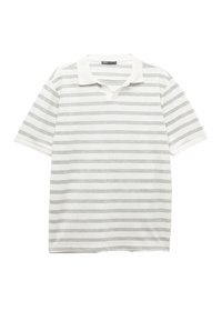 Hvid polo shirt med grå vandrette striber, korte ærmer og en ribbet krave. Materialet ser struktureret ud med et klassisk fit-design.