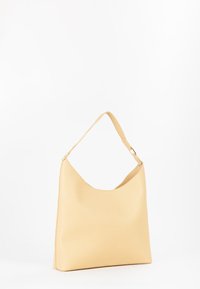Gul læder skuldertaske med en glat tekstur, afrundet top, justerbar strop og rummelig krop. Enkel, modern design.
