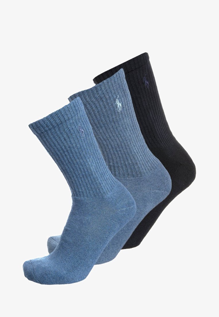 Três pares de meias caneladas: azul claro, azul escuro e preto. Cada um tem um logotipo na bainha e apresenta um tecido macio e elástico.