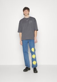 Fila CASTELLAR OVERSIZED TEE - T-shirt imprimé - iron gate