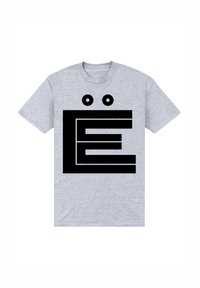 Šedé bavlněné tričko s velkým černým grafikou stylizovaného písmene "E" s kulatými akcenty nad ním. Krátké rukávy a kulatý výstřih.