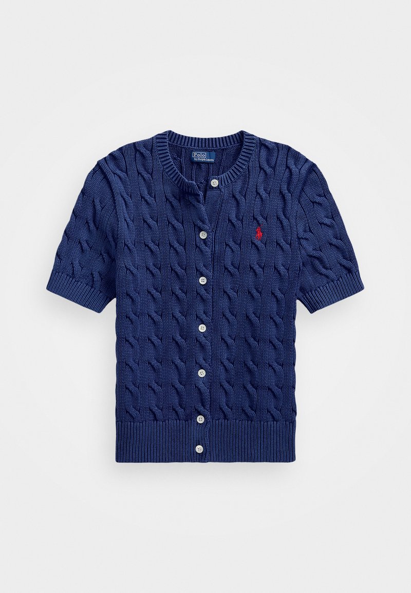 Gilet à manches courtes bleu marine avec un motif en torsades, comportant cinq boutons sur le devant et un petit logo rouge sur la poitrine.