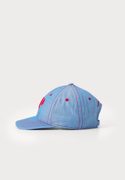 Cappellino da baseball in cotone blu con cuciture rosse, visiera curva e dettaglio ricamato. Design a sei pannelli con occhielli per la ventilazione.
