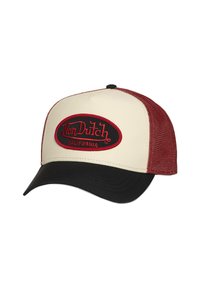Gorra trucker tricolor con frente color crema, parte trasera de malla roja, visera negra y un parche con borde rojo que dice "Von Dutch California" en el panel frontal.